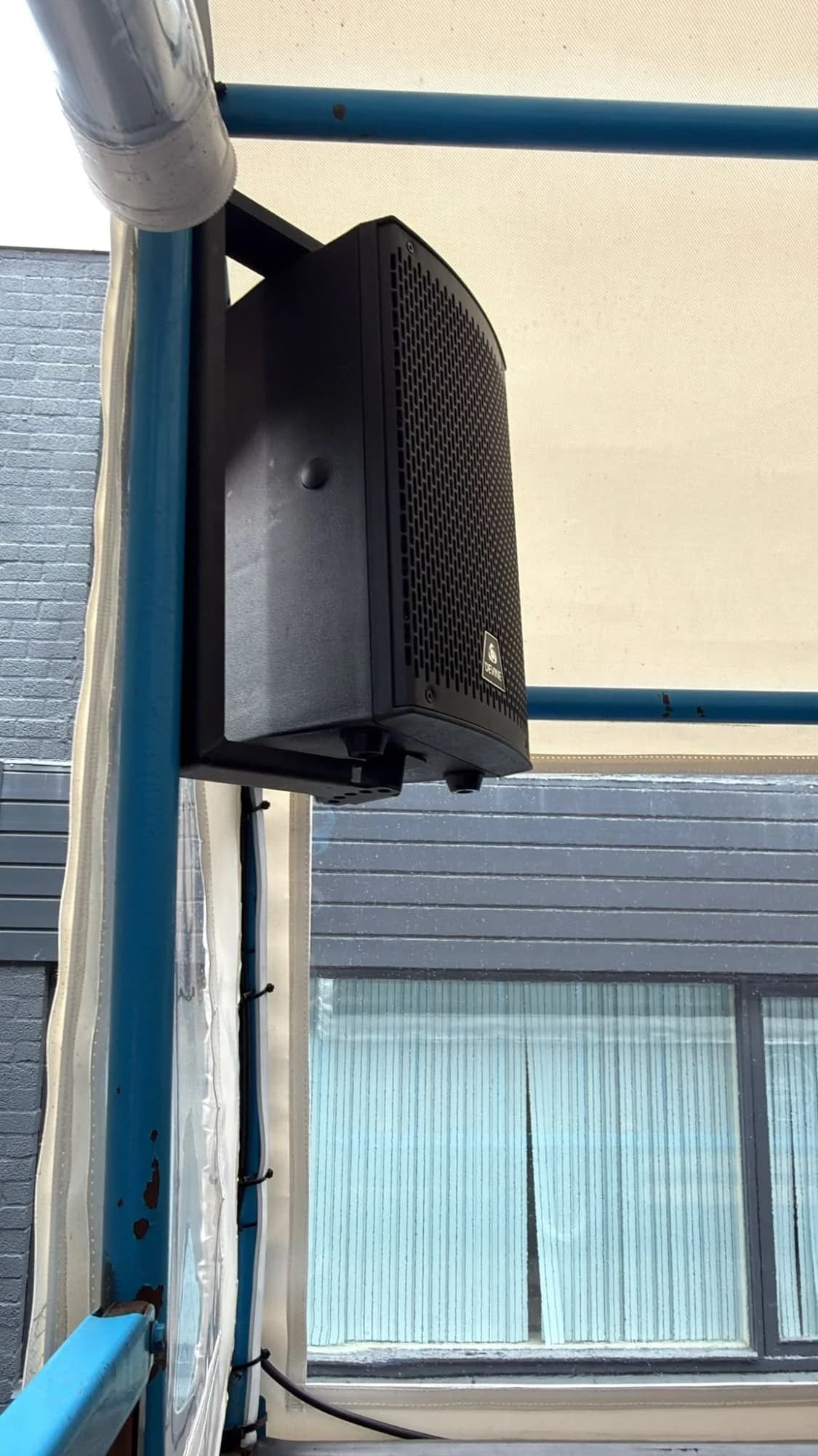 Speaker van de muziekinstallatie, bevestigd aan de huif